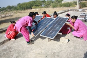 Honduranska kvinnor bygger solpaneler. Photo: UNDP Honduras