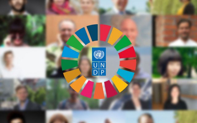 Globala målen-logotypen och UNDP-logotypen ovanpå ett kollage av fotografier av människor